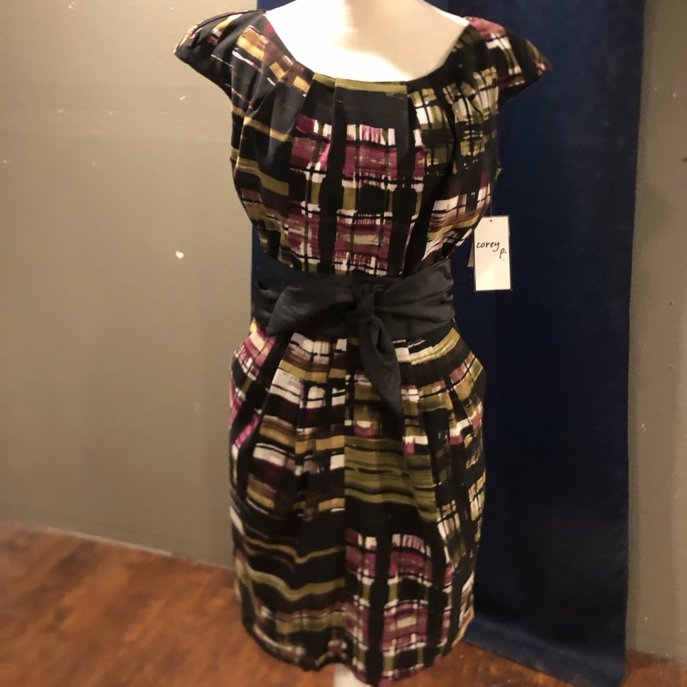 Dress with belt and pockets